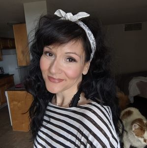 Meet your Posher, Lorie